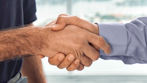 Deux personnes se serrant la main. Deux personnes se serrant la main.