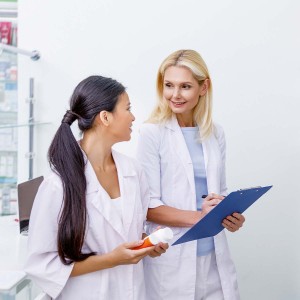 Deux femmes se parlant dans une pharmacie Deux femmes se parlant dans une pharmacie